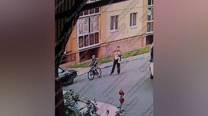 В Воронеже на улице Курчатова юный велосипедист сбил 3-летнюю девочку