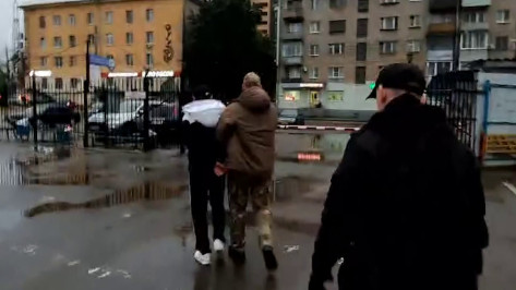 Появилось видео задержания в Воронеже участника банды наркоторговцев