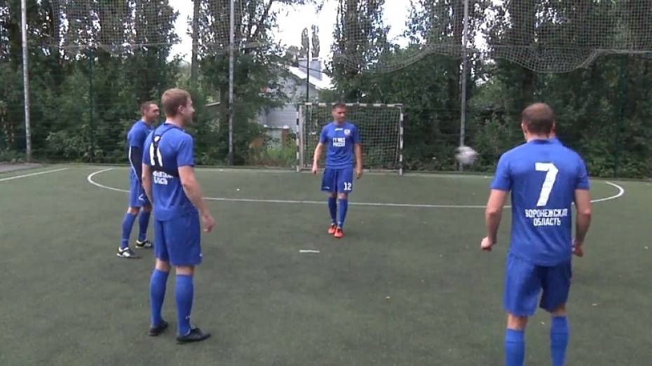 Полицейские Воронежской области показали трюки с мячом в поддержку сборной России по футболу