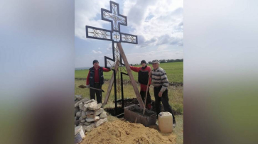 На въезде в верхнемамонское село Осетровка установили поклонный крест