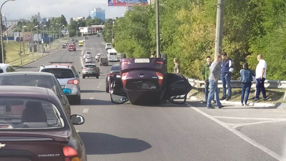 ДТП с перевернувшейся машиной спровоцировало пробку в Воронеже