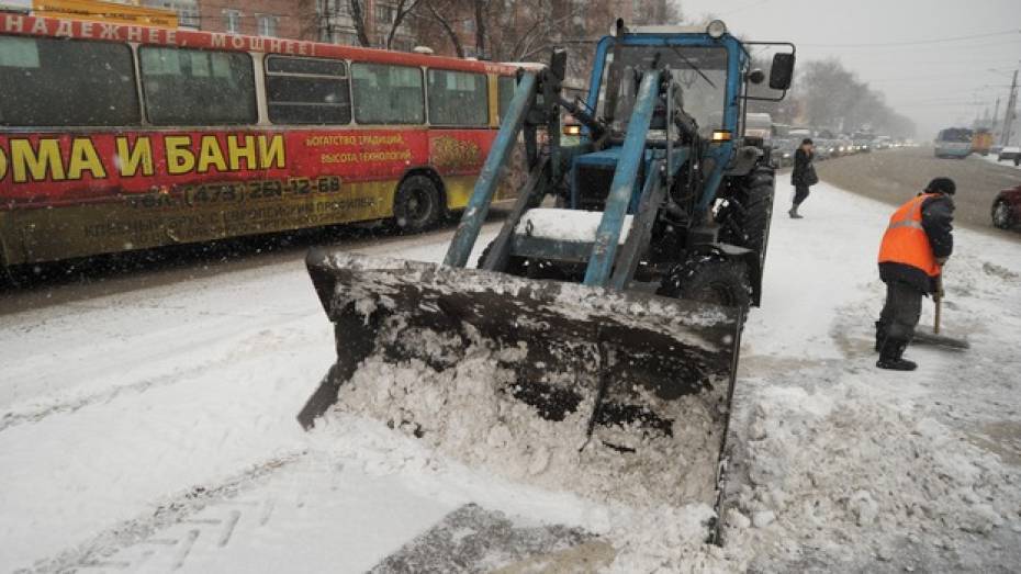В Воронеже фура врезалась в погрузчик, убиравший снег с городских улиц