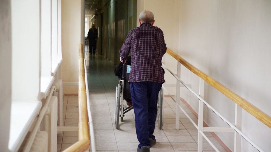 Соцработникам упростили уход за пожилыми и инвалидами в больницах