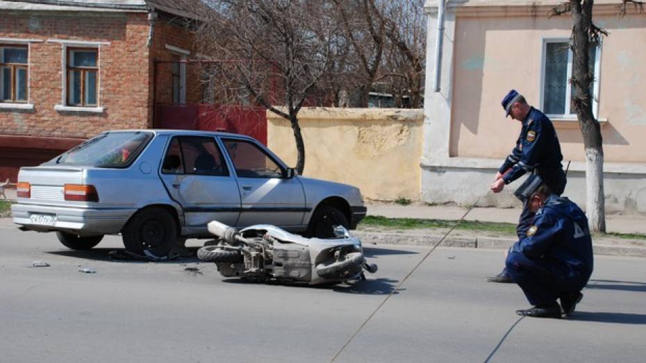 На центральной улице Острогожска столкнулись автомобиль и скутер