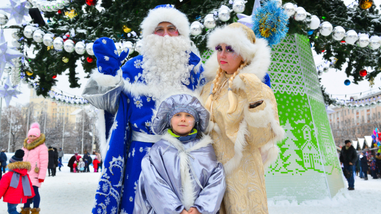 Снегурочка с ресницами из перьев и пингвины. Кто пришел на новогодний парад в Воронеже