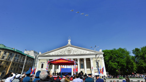 Над Воронежем во время парадного шествия впервые пролетели боевые самолеты (ФОТО)