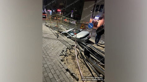 В Воронеже легковушка провалилась в яму на месте дорожных работ