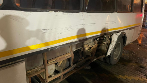Водитель маршрутного автобуса скончался после ДТП на улице 9 Января в Воронеже