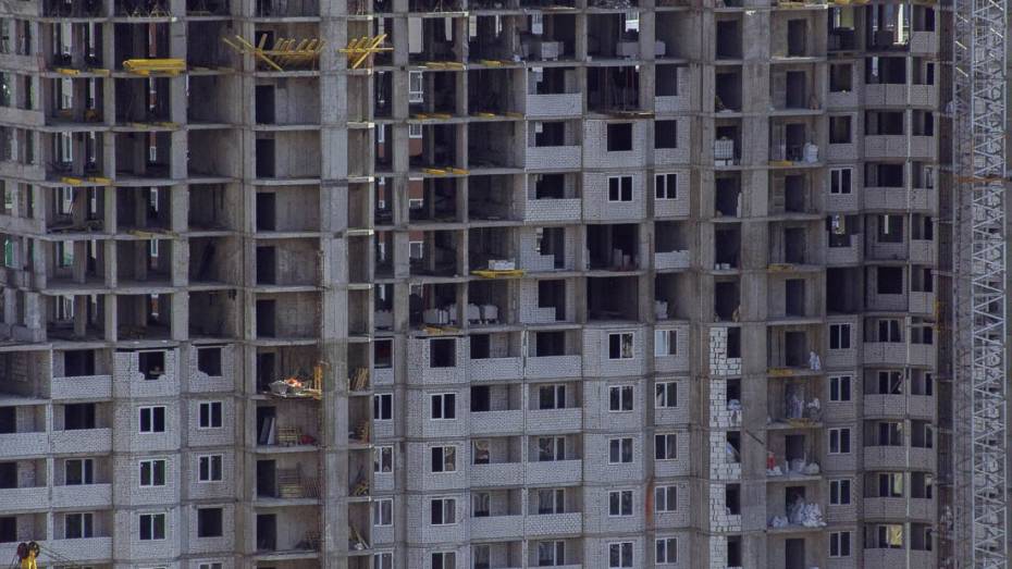 В Воронеже рабочий сорвался с 27 этажа строящегося дома
