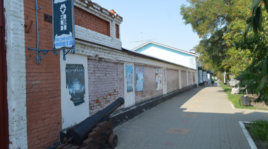 Петербургские художники распишут старую кирпичную стену в Павловске