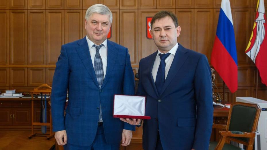 Губернатор Александр Гусев вручил знак отличия «За заслуги перед Воронежской областью» спикеру облдумы