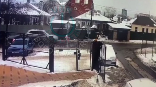 В Воронеже машина сбила 9-летнюю девочку: видео с камеры