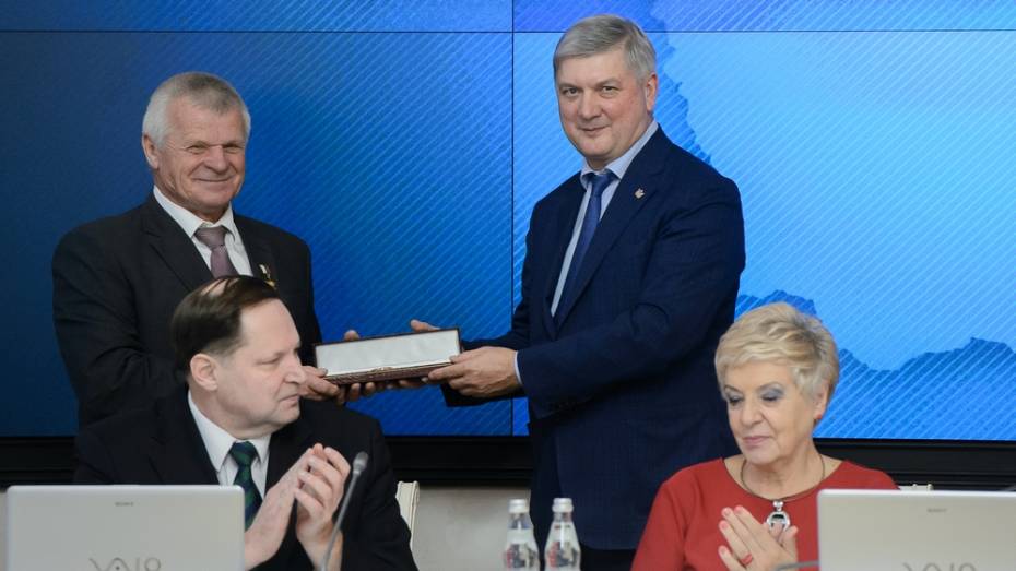 Герой Труда РФ из Грибановки получил именные часы от губернатора Воронежской области