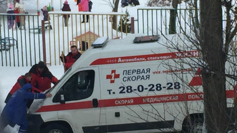 В Воронеже из-за сугробов во дворе завязла машина скорой помощи