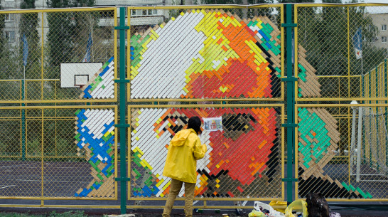 В Воронеже пермский художник нарисовал скотчем портрет известного живописца