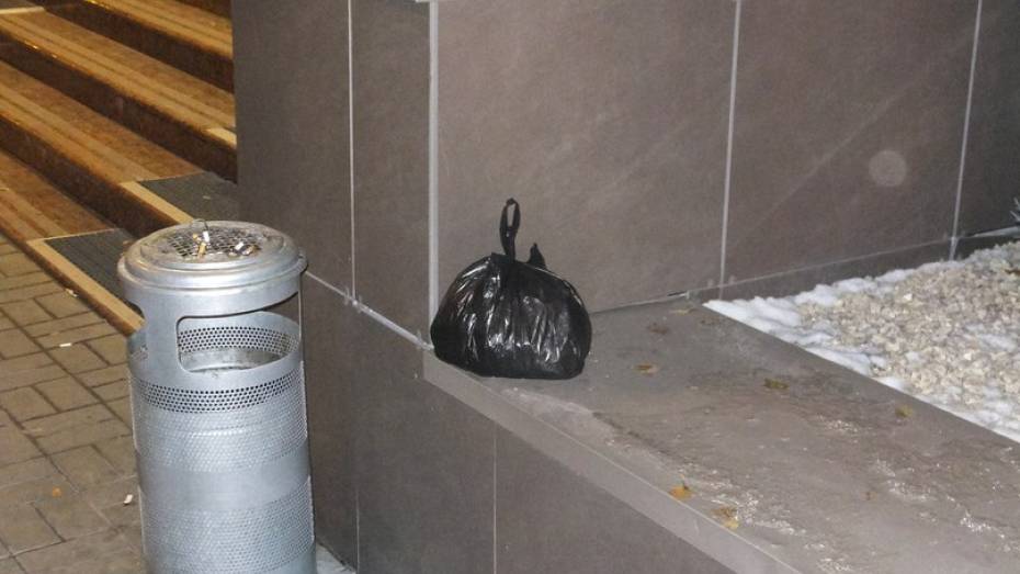 В Воронеже отделение банка оцепили из-за пакета с мусором