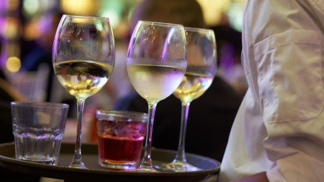 В московском баре грузовой лифт сломал шею официантке из Воронежа