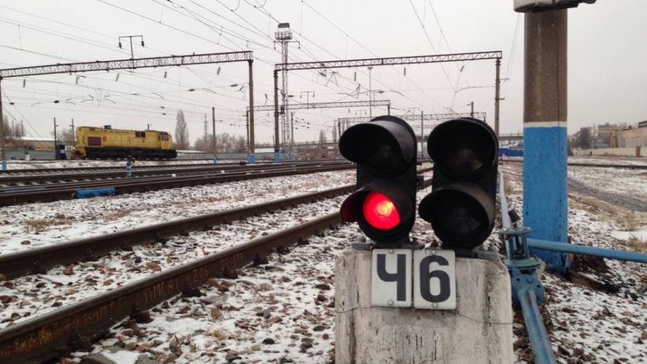 На воронежской станции «Придача» под поездом погиб механизатор 