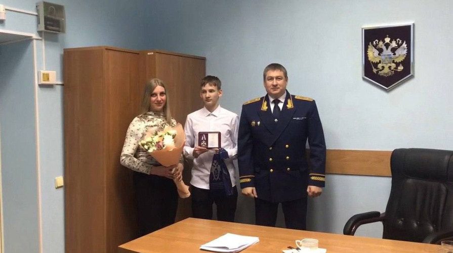 Школьников, спасших из горящего дома 12 детей, наградили медалями