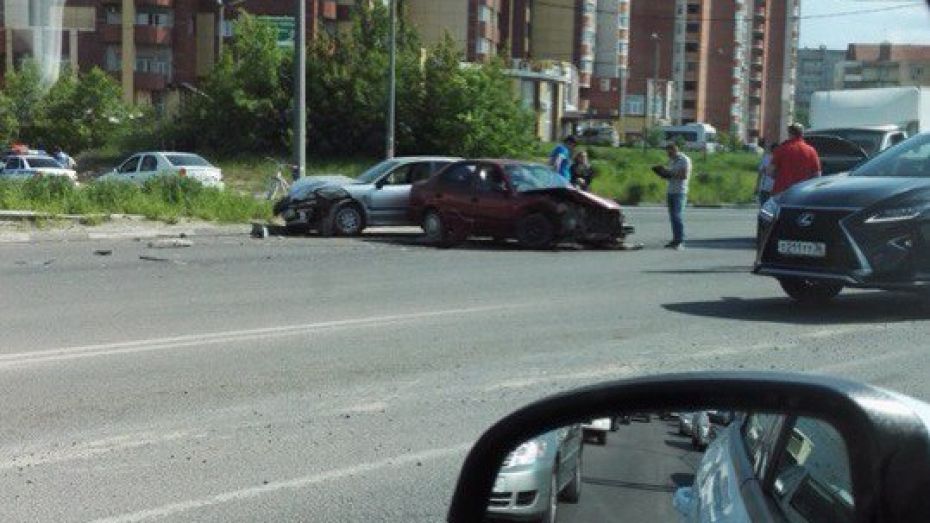 В Воронеже столкнулись 3 иномарки: двое водителей пострадали