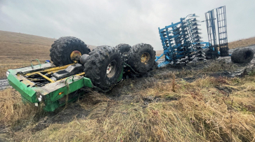 Трактор с прицепом опрокинулся на воронежском поле: водитель пострадал