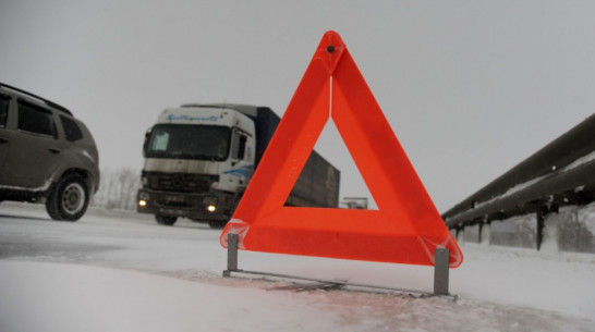 В Воронежской области на трассе М4 перевернулась груженная плиткой фура 