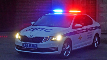 Машина с пенсионерами врезалась в гараж в Воронеже: погибли 2 человека