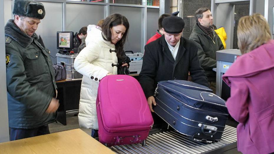 На железнодорожном вокзале в Воронеже пассажиров проверяют с помощью интроскопов