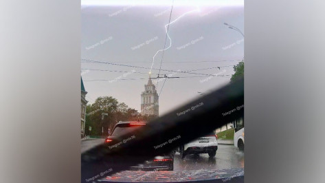 Молния ударила в здание управления ЮВЖД в Воронеже