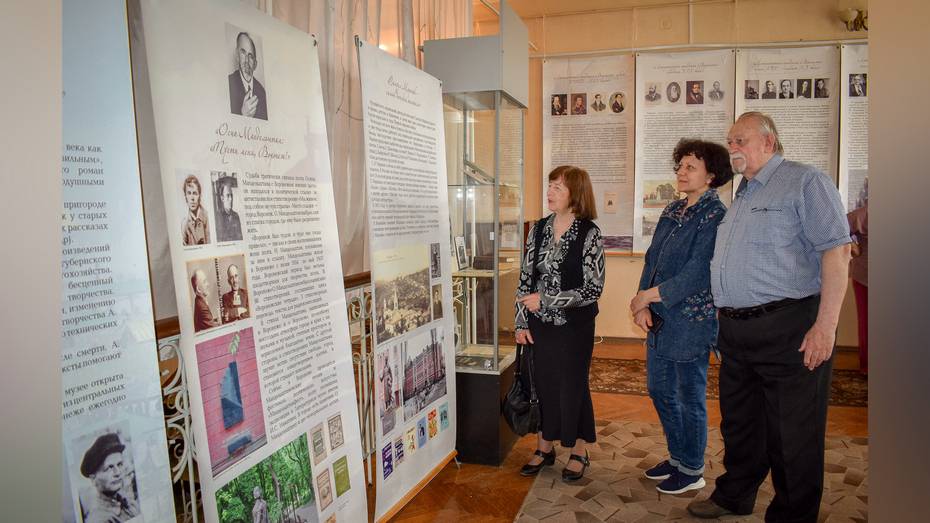 Выставка о воронежских поэтах и писателях открылась в Лисках