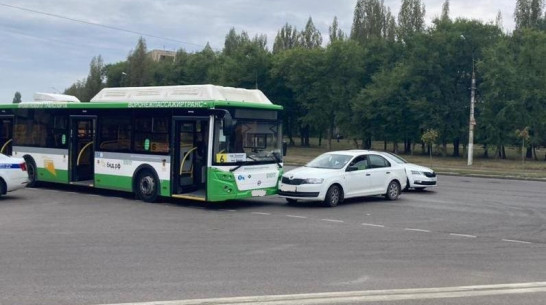 В Воронеже маршрутка с пассажирами врезалась в Skoda Rapid