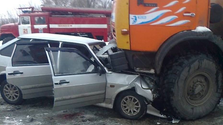 В Воронежской области в ДТП с грузовиком и «ВАЗом» пострадали 3 человека 