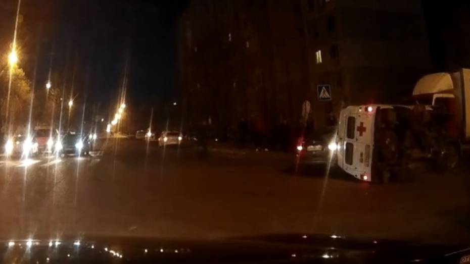 В Воронеже перевернулась машина «скорой»: 2 человека пострадали