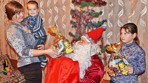 Редакционный Дед Мороз с подарками побывал в отдаленном бутурлиновском селе