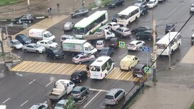 После аварийного отключения светофора перекресток в Воронеже превратился в «индийский»