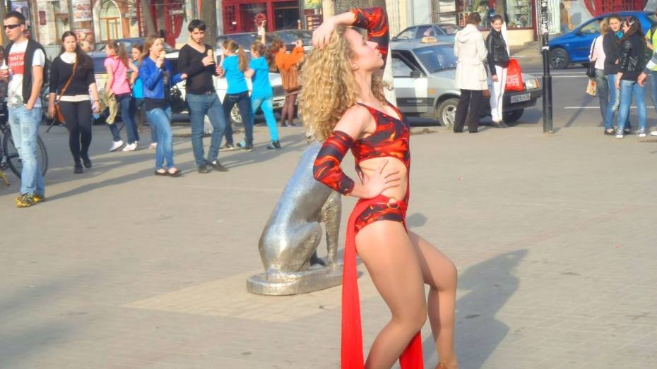 На проспекте Революции в Воронеже девушки в огненных костюмах привлекли к себе внимание всех прохожих 