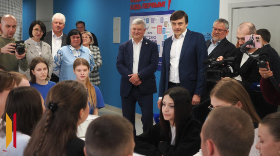 Министр просвещения РФ Сергей Кравцов осмотрел обновленную гимназию в селе Нижнедевицк