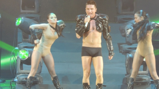 В Воронеже Сергей Лазарев вышел на сцену практически в чем мать родила    