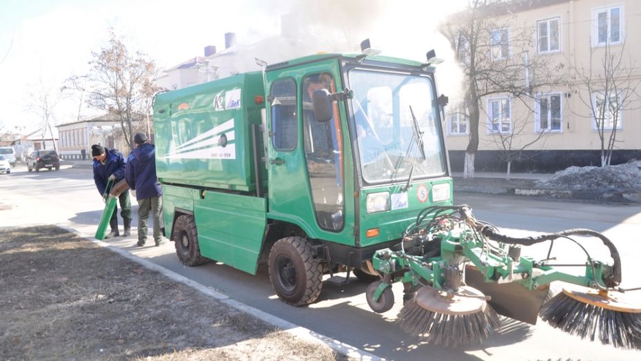 Павловские коммунальщики начали убирать улицы райцентра с «пылесосом»