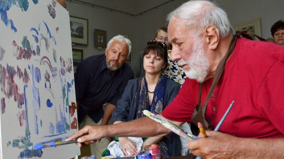 В Лискинском музее новый сезон открыли выставкой известного художника Олега Савостюка