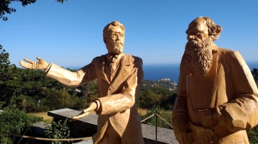 Созданный воронежским резчиком парк деревянных скульптур открыли под Ялтой