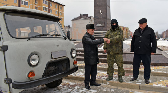 В Лисках участникам СВО передали УАЗ