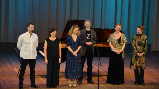 В Россоши для жителей Донбасса провели концерт с участием артиста Дмитрия Певцова