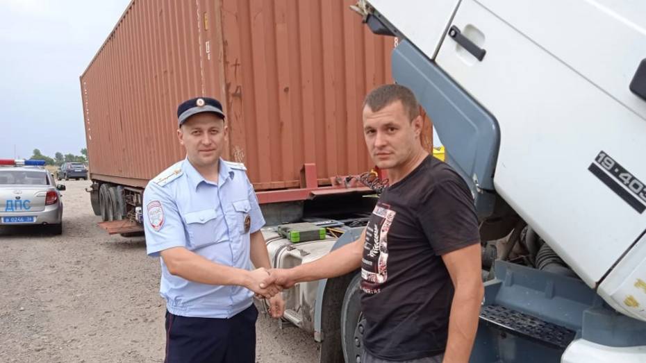 Ольховатские полицейские помогли дальнобойщику потушить загоревшийся большегруз