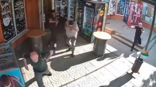 Мужчина открыл стрельбу возле вокзала в Россоши Воронежской области