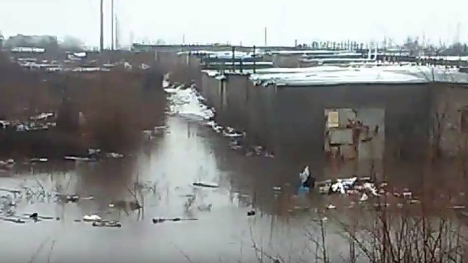 Обильные осадки привели к подтоплению гаражного комплекса в Воронеже
