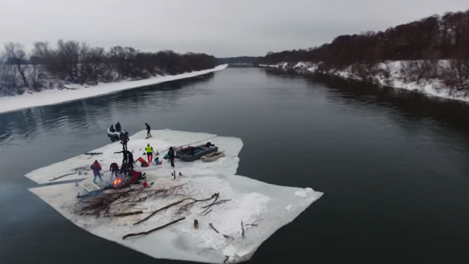Воронежские экстремалы опубликовали видео ежегодного сплава на льдине по Дону