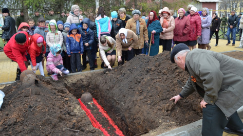 В Семилукском районе захоронили останки советских солдат