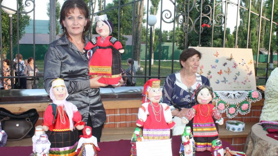 В Хохольском музее «Мастера» открылась выставка сделанных из чулок кукол