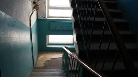 В Воронеже рецидивист спрятал наркотики в подъезде многоэтажки